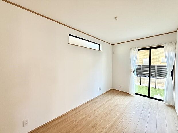 【寝室】■大きな窓は開放感があり、明るさ通風バッチリです