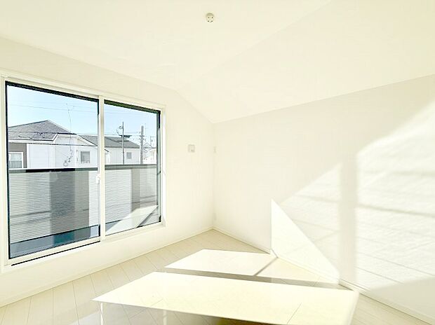 【リビング以外の居室】■落ち着いた色合いのお部屋で穏やかな時間を楽しめます