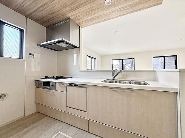 【ダイニングキッチン】■小窓があるので、明るさと開放感たっぷりなキッチン!