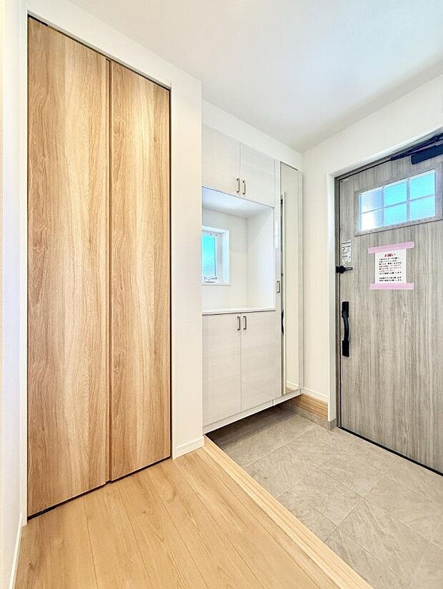 【玄関】■ 家族やゲストをやさしく迎える、心地よい空間