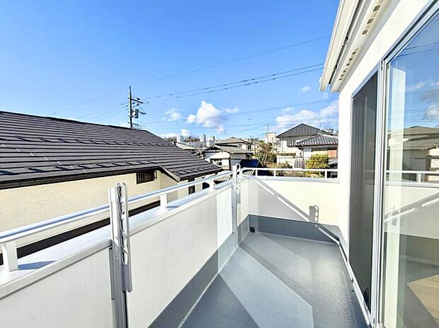 【バルコニー】■ 朝のコーヒーや夜の星空を楽しむ、癒しの場所