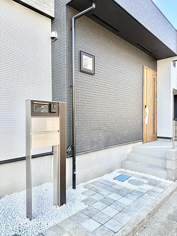 【玄関】■ シンプルで美しく、住まいの第一印象を彩る玄関です