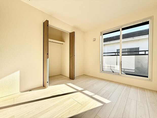 【寝室】■窓の配置や通気性の良い設計で部屋の空気がこもらず、常に新鮮な空気が流れます