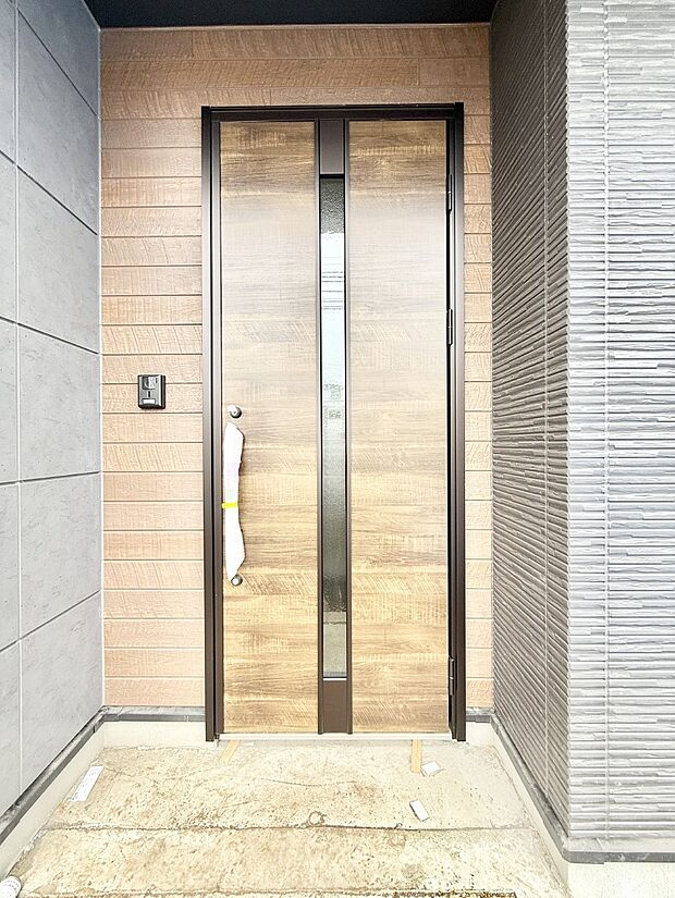 【玄関】■ 心地よい暮らしへとつながる、温かい玄関