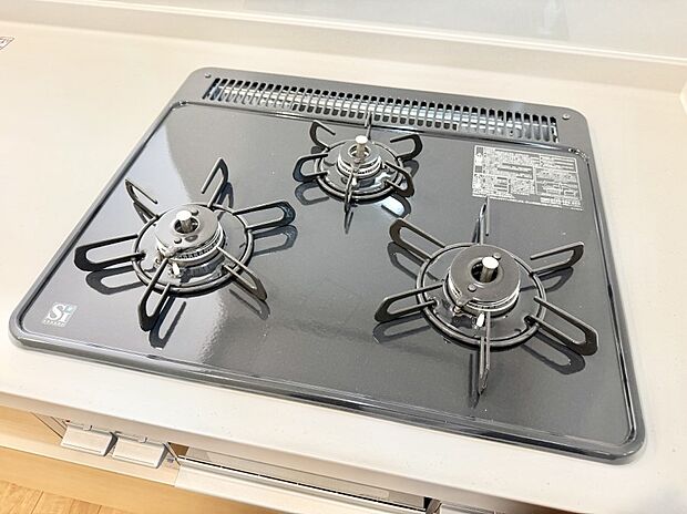 【3口ガスコンロ】■３口コンロのシステムキッチンで料理の手順もスムーズに