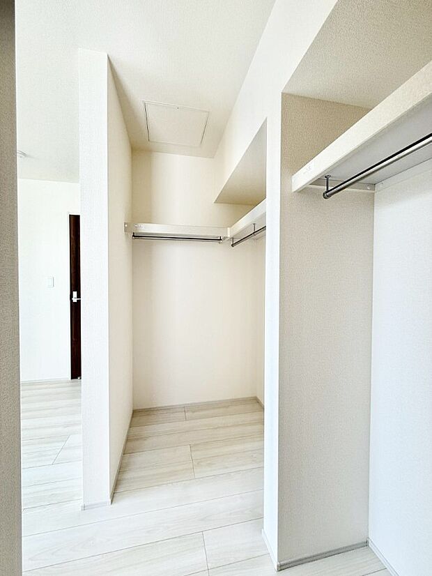 【収納】■季節の洋服も、思い出の小物もすっきり収納できるウォークインクローゼット付  