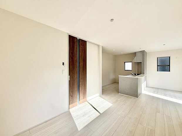 【リビング】■光と風を感じる、リラックスできる空間