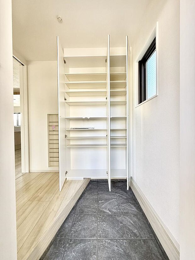 【玄関】広々玄関ホールが家族をお出迎え、収納豊富なシューズクローゼット付。