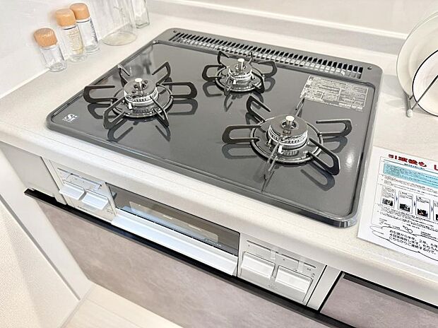 【3口ガスコンロ】■一度に多くの料理ができ便利で効率的