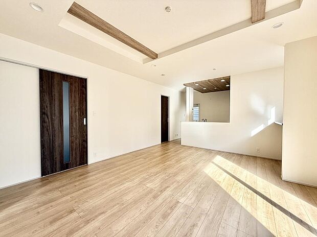 【リビング】■自然の光が差し込み、明るい空間が広がります