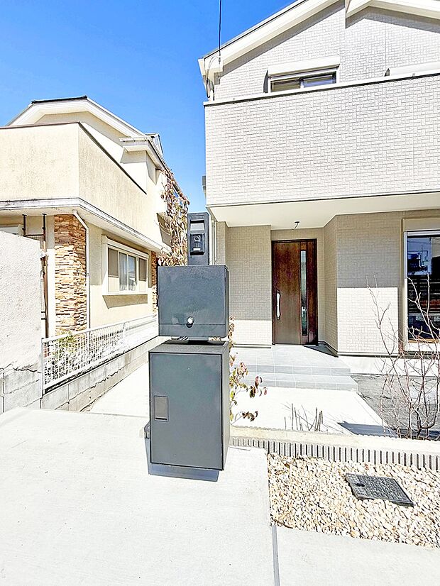 【玄関】■ 家族とゲストをやさしく迎える、心温まる玄関