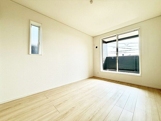 【リビング以外の居室】1号棟 ■清潔感あふれるお部屋で毎日を快適に過ごせます