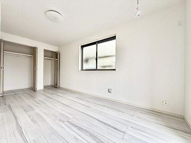 【寝室】■窓の配置や通気性の良い設計で部屋の空気がこもらず、常に新鮮な空気が流れます