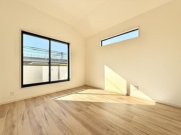 【リビング以外の居室】■落ち着いた色合いのお部屋で穏やかな時間を楽しめます