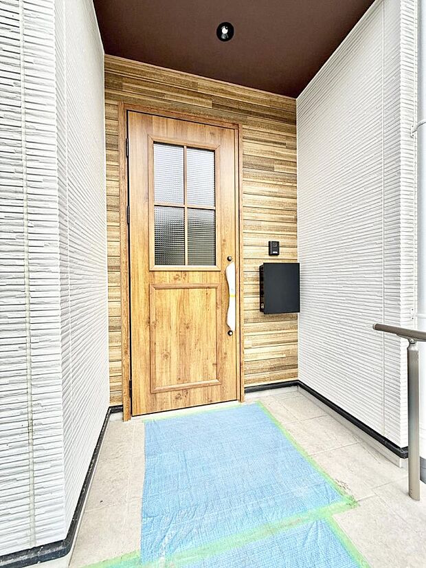 【玄関】■ 心地よい暮らしへとつながる、温かい玄関