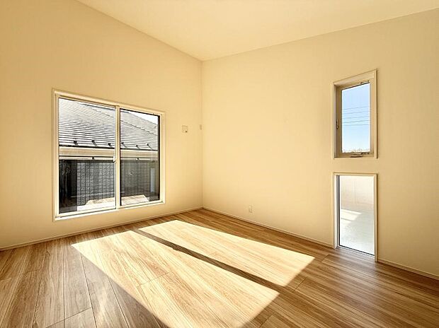 【寝室】■窓の配置や通気性の良い設計で部屋の空気がこもらず、常に新鮮な空気が流れます