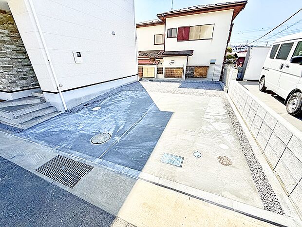 【駐車場】広い駐車場スペースが魅力的です  