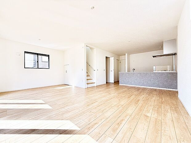 【リビングダイニング】ここにいる時間が一番長いから　やっぱりリビングは明るい方がいいですよね