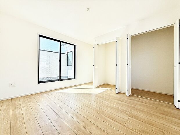 【洋室】広いクローゼット、収納は多い方が嬉しいですね！