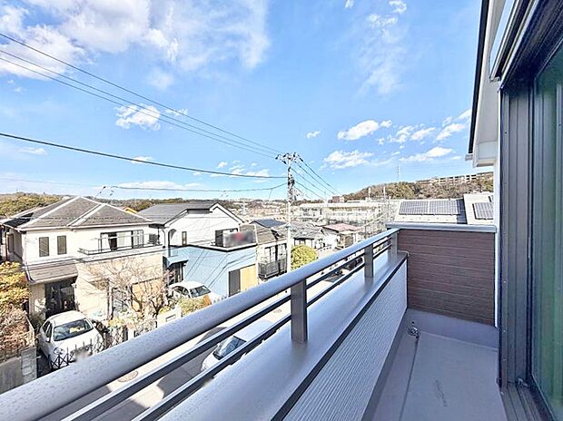 【バルコニー】■ 心地よい風と光を感じる、くつろぎのバルコニー