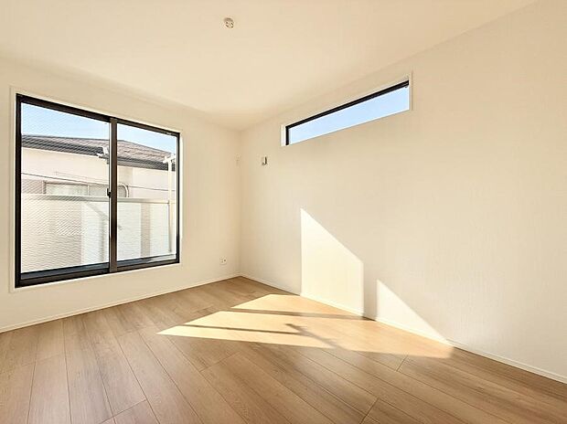 【寝室】■窓の配置や通気性の良い設計で部屋の空気がこもらず、常に新鮮な空気が流れます