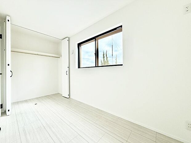 【リビング以外の居室】■落ち着いた色合いのお部屋で穏やかな時間を楽しめます