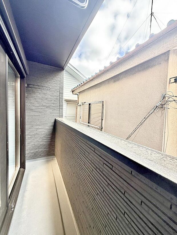 【バルコニー】■ 季節の移ろいを感じられる開放的な空間です