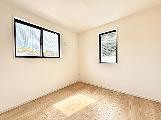 【リビング以外の居室】■落ち着いた色合いのお部屋で穏やかな時間を楽しめます