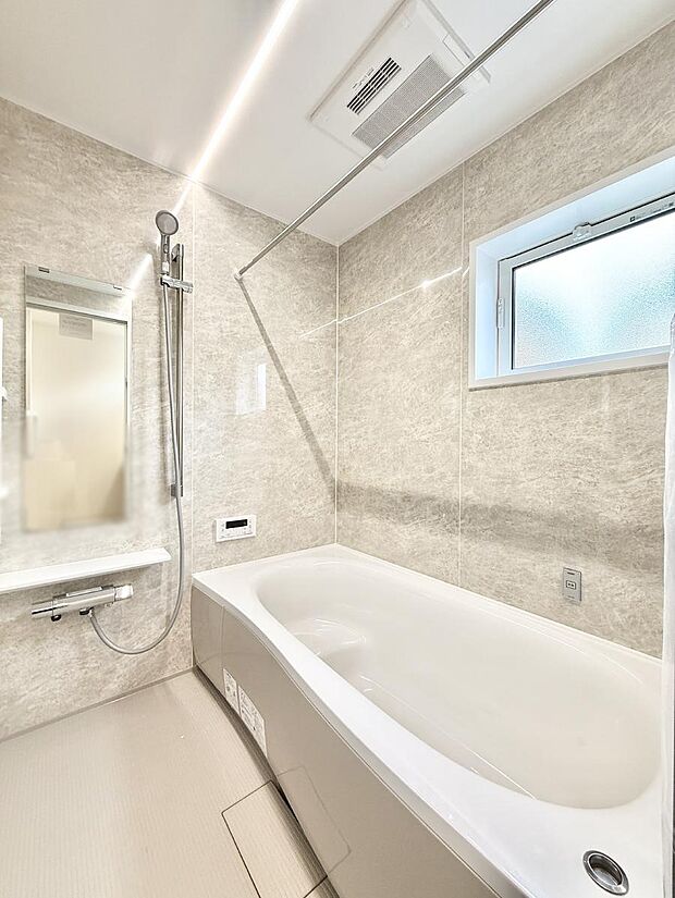 【浴室】■落ち着いた色合いの壁面、ゆっくり寛げるバスルーム