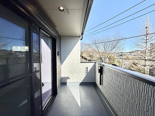 【バルコニー】■ 自然を身近に感じる、開放的なバルコニー