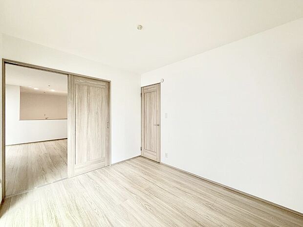 【リビング以外の居室】A号棟  ■落ち着いた雰囲気のお部屋で心が安らぐ空間