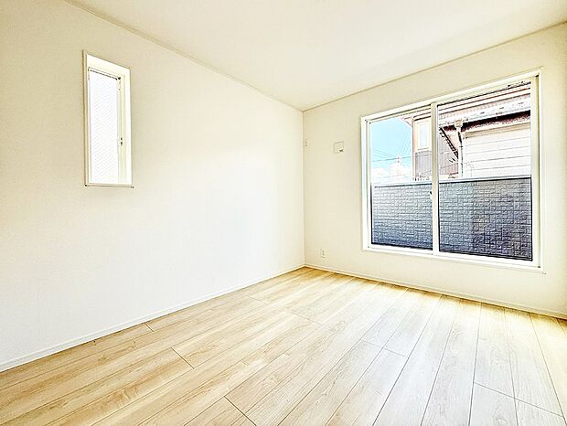 【寝室】4号棟  ■家具をうまく配置すれば広々とした空間を使い動きやすく、リラックスした時間が過ごせます