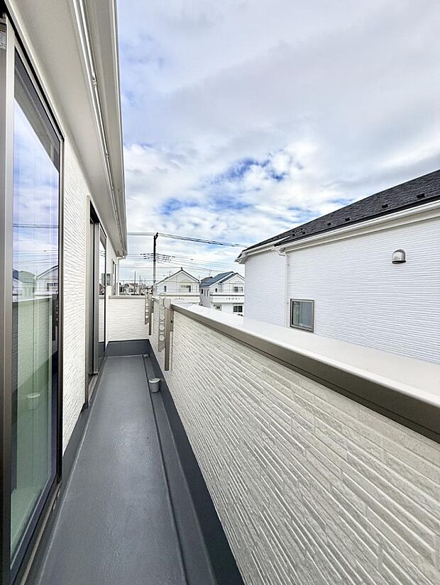 【バルコニー】■ 季節の移ろいを感じられる開放的な空間です