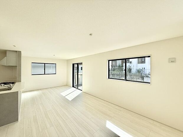 【リビングダイニング】■陽ざしが射し込む明るいLDKは家族でのんびり寛げます