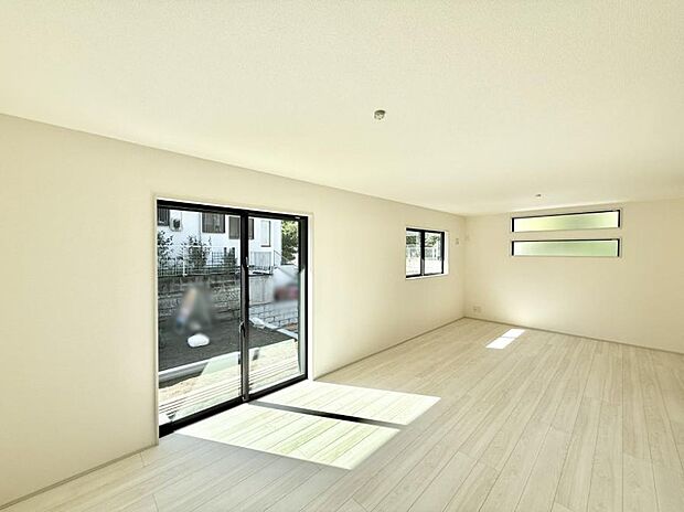 【リビング】■光と風を感じる、リラックスできる空間