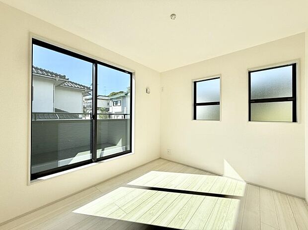【寝室】大きな窓は開放感があり、明るさ通風バッチリです