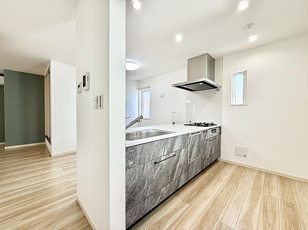 【ダイニングキッチン】■広々としたキッチンスペースでお料理も楽しくなりますね!