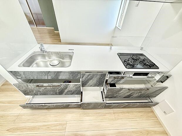 【キッチン】■収納力豊富なシステムキッチンです!