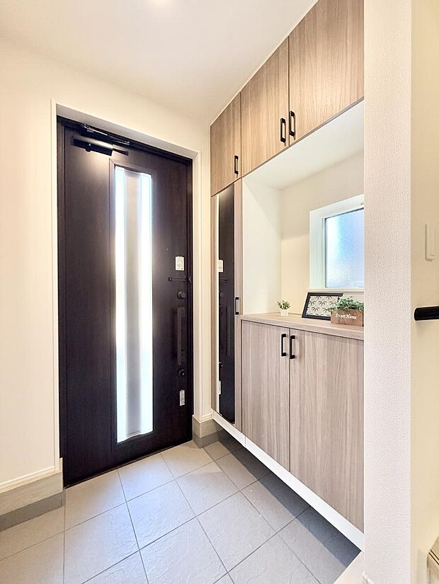 【玄関】広々、綺麗な玄関でお客様をお出迎え