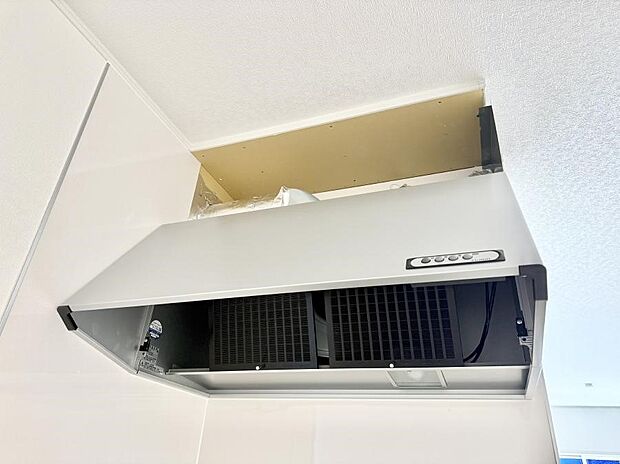 【レンジフード】■調理時の蒸気や匂いが換気扇に誘導され、効率的に排煙ができます。