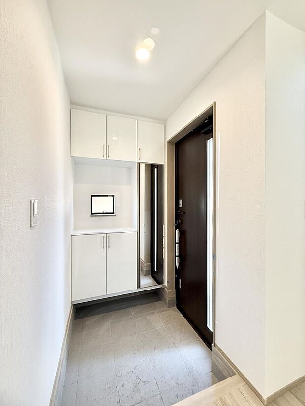 【玄関】■ 家族やゲストをやさしく迎える、心地よい空間