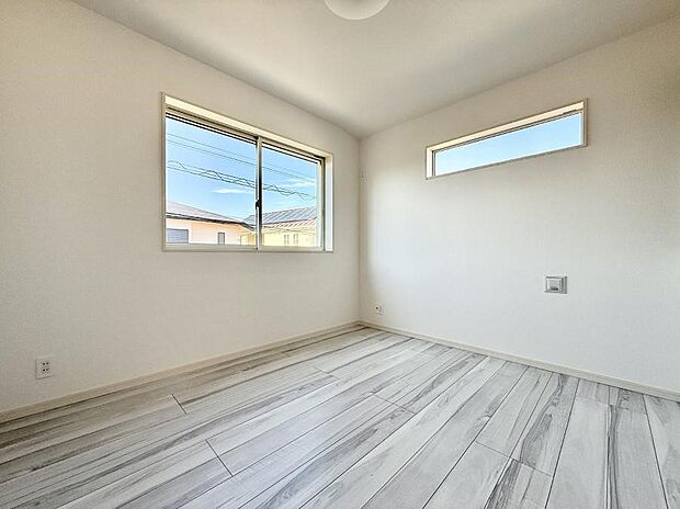 【リビング以外の居室】■落ち着いた色合いのお部屋で穏やかな時間を楽しめます