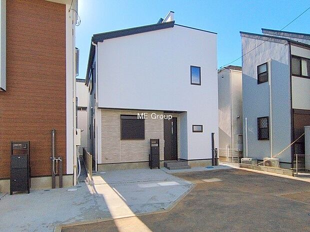 【現地外観写真】暮らしを彩る充実した設備仕様が備わった新築戸建