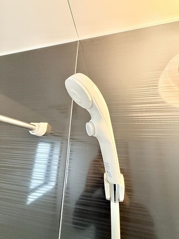 【止水シャワーヘッド】■手元で簡単に止水できるため、水の無駄遣いを減らすことができます。