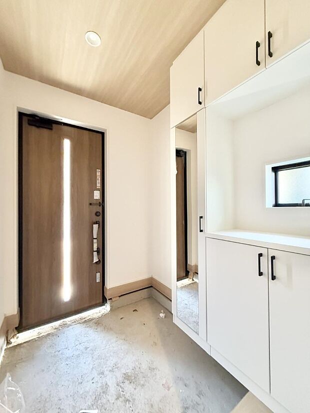 【玄関】広々玄関ホールが家族をお出迎え、収納豊富なシューズクローゼット付。