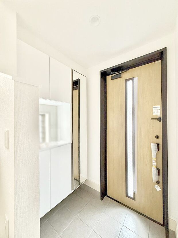 【玄関】■ 家族やゲストをやさしく迎える、心地よい空間