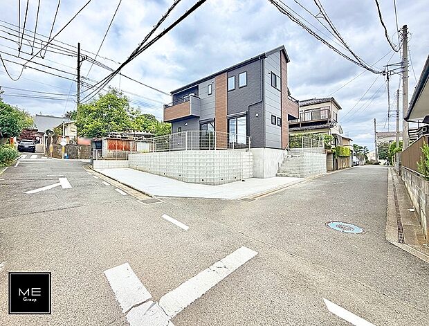 【前面道路含む現地写真】■角地につき陽当り良好です！  