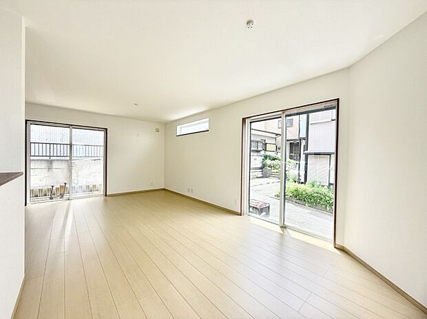 【ダイニング】■陽ざしが射し込む明るいLDKは家族でのんびり寛げます♪