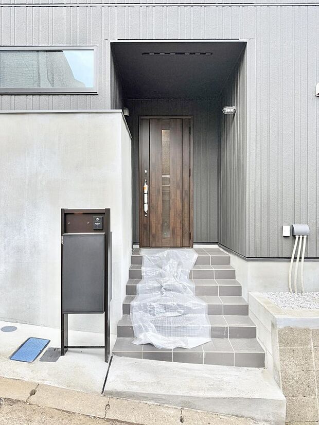 【玄関】■ 帰るたびにホッとする、安心感のある佇まい