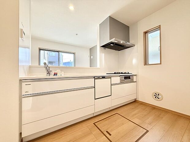 【ダイニングキッチン】小窓があるので、明るさと開放感たっぷりなキッチン！  